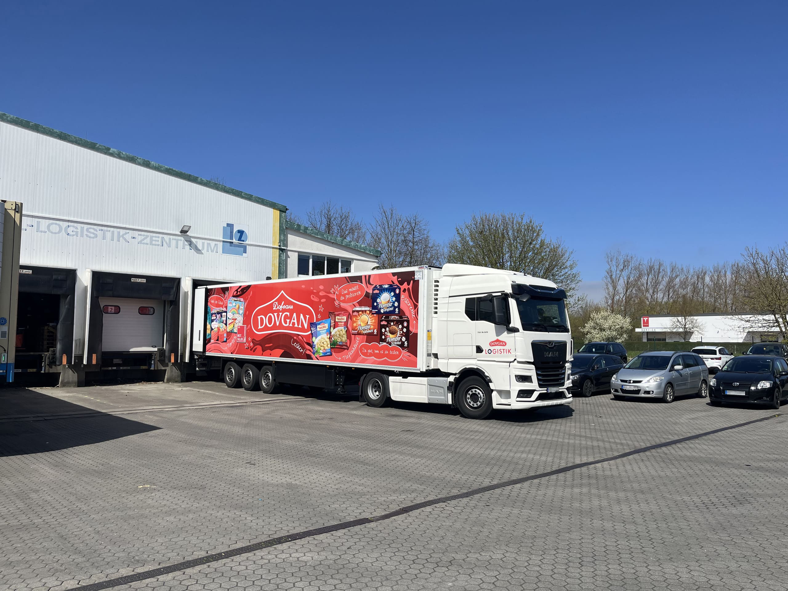 LKW parkt vor Logistik-Zentrum an Laderampe
