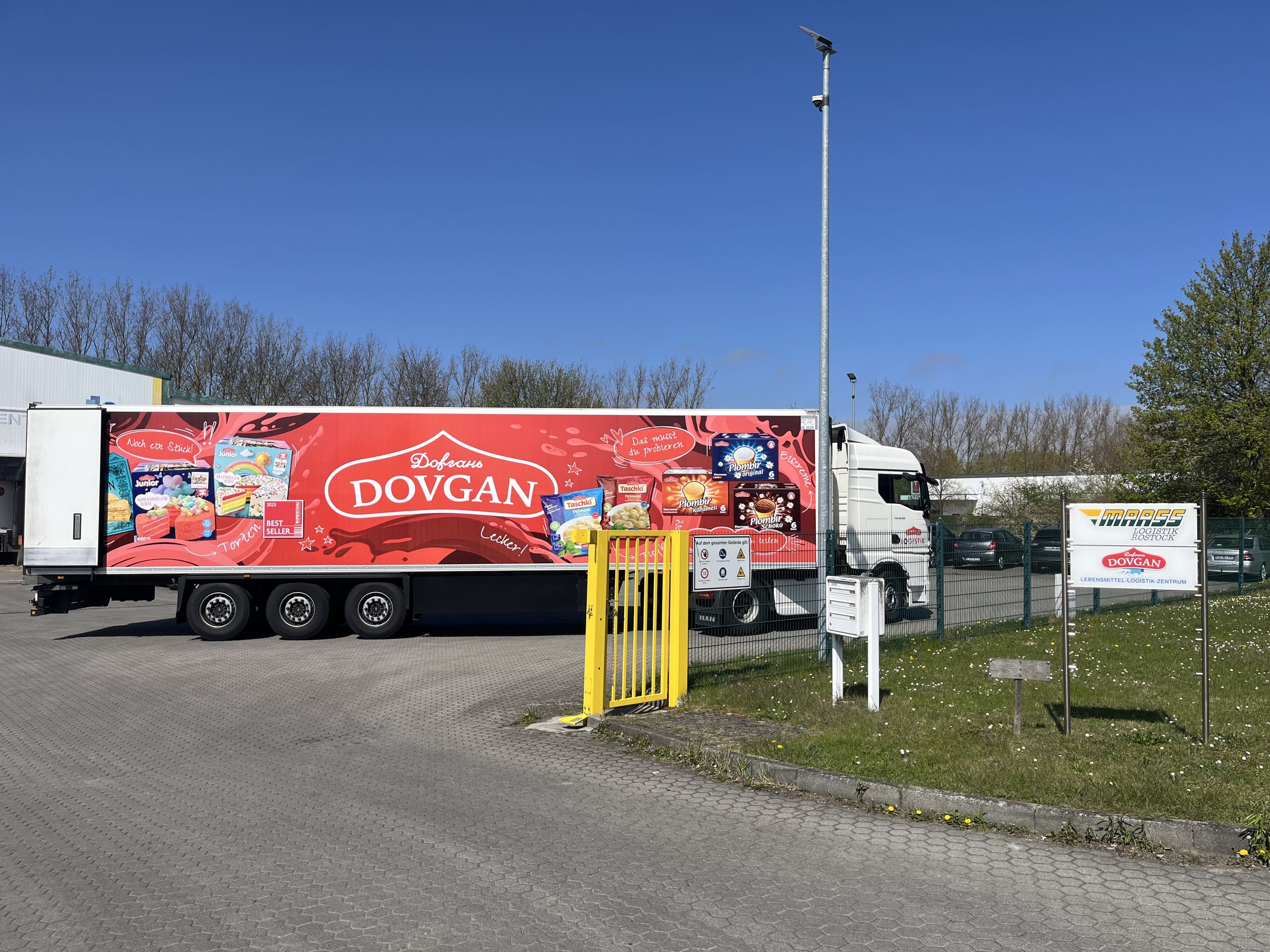 Kühl-LKW mit oddener Hecktür auf Betriebshof
