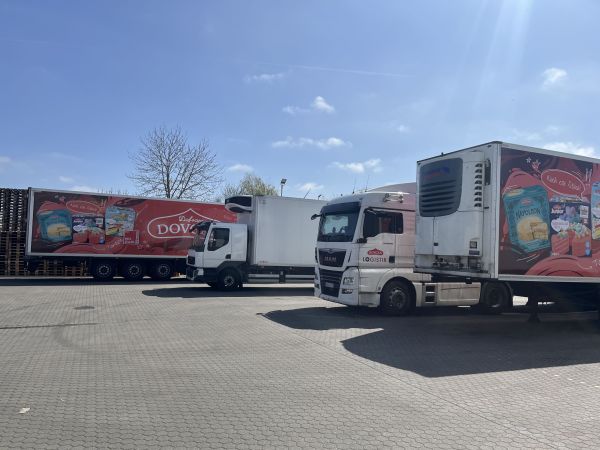 Kühltrailer und LKWs auf Speditionshof