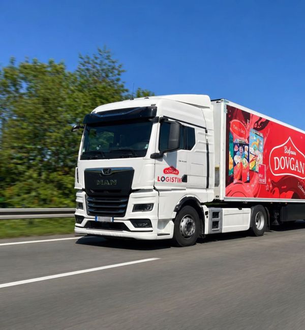 Dovgan-LKW auf der Autobahn