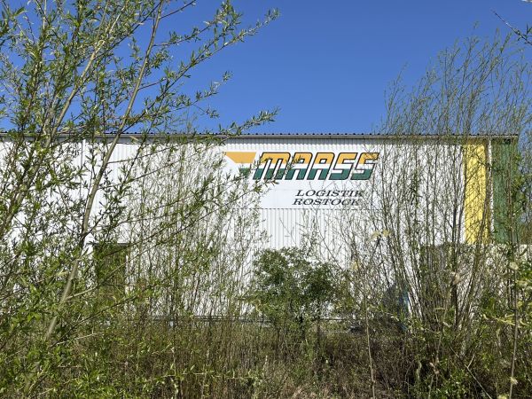 Firmenhalle Maass Logistik von außen mit Logo